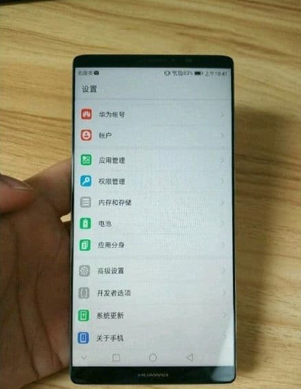 Huawei Mate 10 Pro позирует на фото