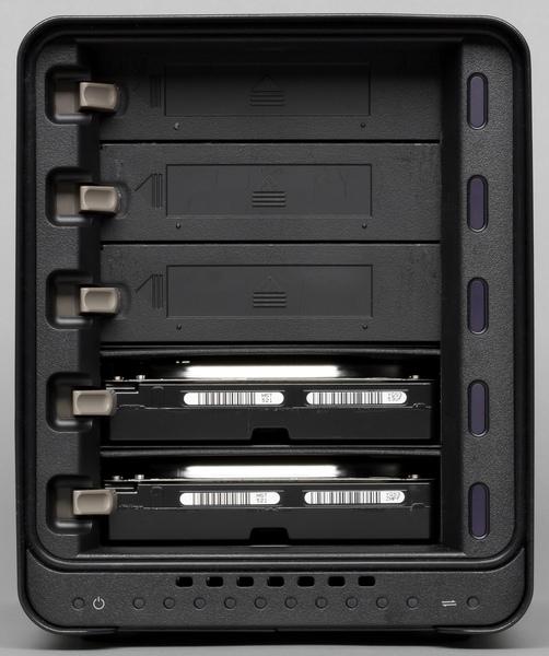 Внешний вид накопителя Drobo 5D Внешний вид накопителя Drobo 5D