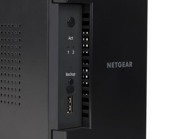 Внешний вид Netgear ReadyNAS 312 Внешний вид Netgear ReadyNAS 312