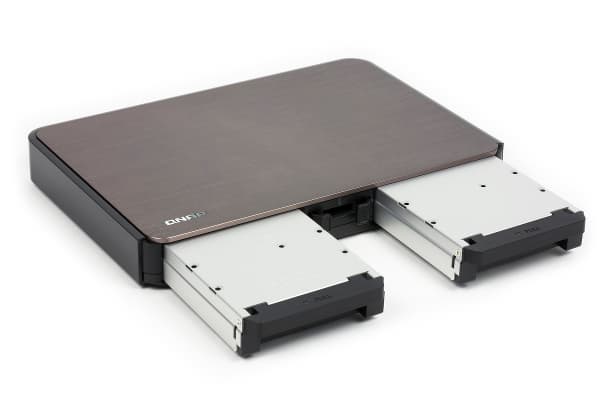 Внешний вид QNAP HS-210 Внешний вид QNAP HS-210