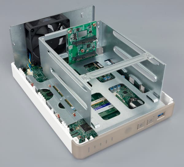 Конструкция QNAP TS-251 Конструкция QNAP TS-251