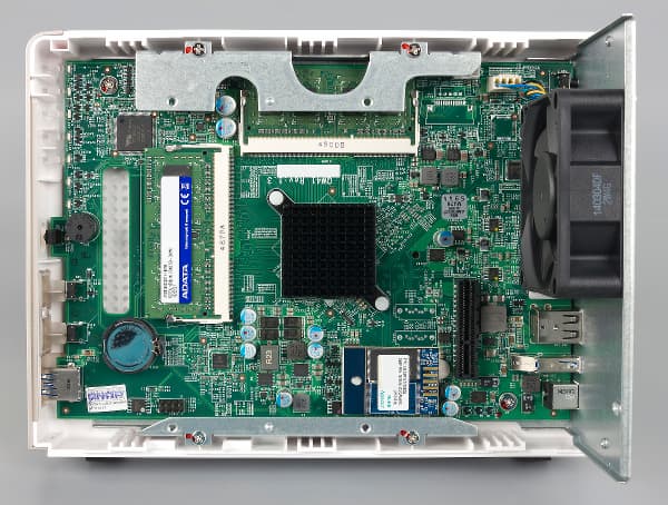 Конструкция QNAP TS-251 Конструкция QNAP TS-251
