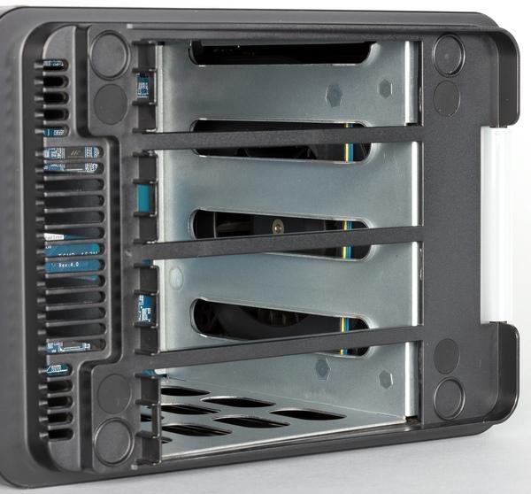 Конструкция QNAP TS-453mini Конструкция QNAP TS-453mini
