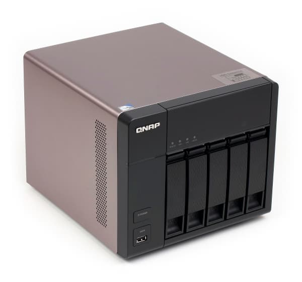 Внешний вид QNAP TS-569L Внешний вид QNAP TS-569L