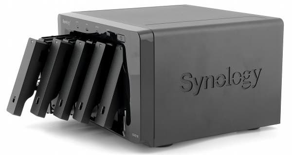 Установка дисков Synology DX510 Установка дисков в Synology DX510