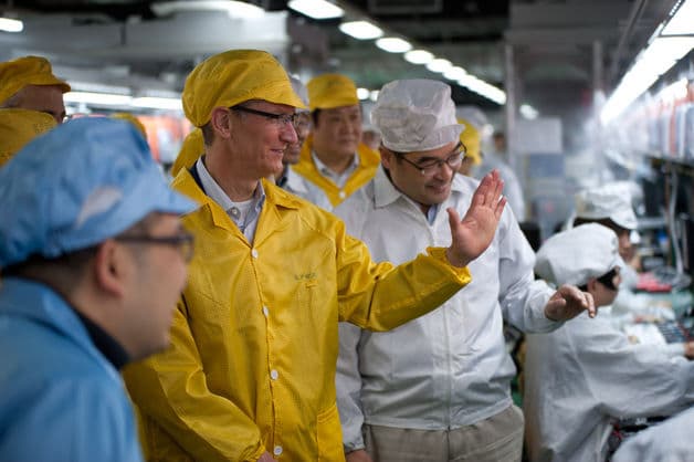 Тим Кук на фабрике Foxconn