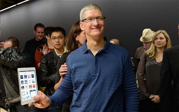 Тим Кук с iPad mini