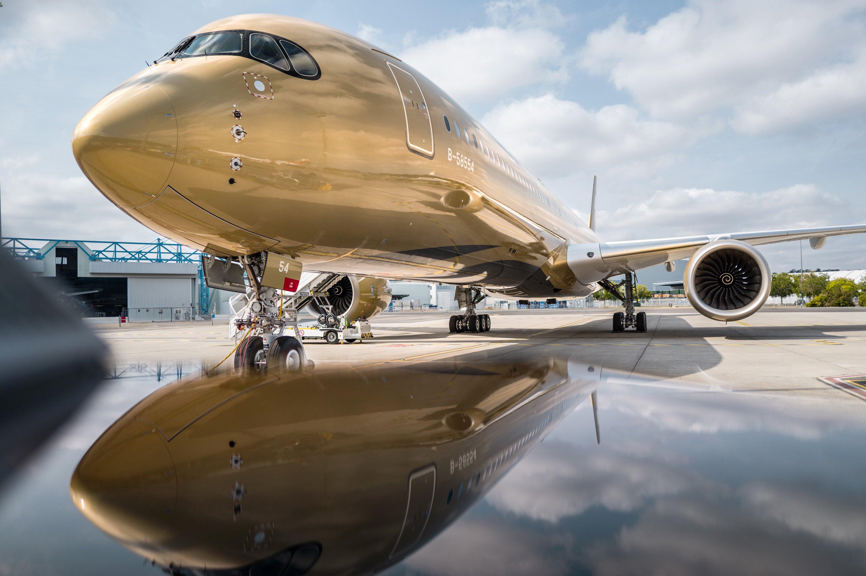 Сияющий лайнер из «жидкого золота»: STARLUX представила уникальный Airbus A350-1000, на покраску которого ушло 20 дней Сияющий лайнер из «жидкого золота»: STARLUX представила уникальный Airbus A350-1000, на покраску которого ушло 20 дней